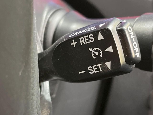 【クルーズコントロール】高速道路もラクラク走行。アクセルを離しても一定速度で走行ができ、長距離運転時の負担を軽減！加速・減速も簡単なスイッチ操作で調整できます。