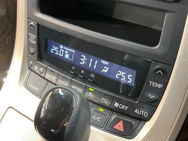 【左右独立型フルオートエアコン】運転席と助手席でそれぞれお好みの温度に設定可能。同乗者にも配慮した、快適な空調をお届け致します。
