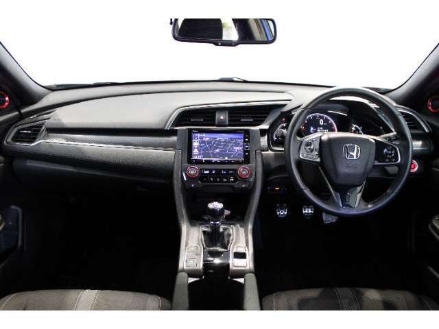 操作性に優れた運転席となります！座り心地もよく視認性も良好なのでロングドライブもお任せ下さい！