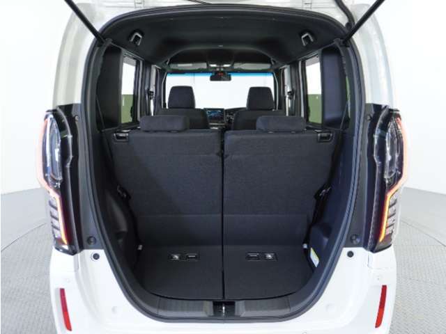フル乗車でもしっかり荷物を収納出来るラゲッジスペースです。普段の買い物でしたらしっかり積める十分な荷室スペースを確保しています。