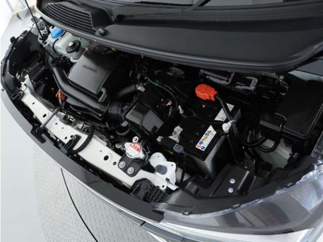 エンジンは車の心臓部分です。このエンジンルームが汚いとトラブルの基になります。当店は専用の液剤を使って徹底的に綺麗にします。