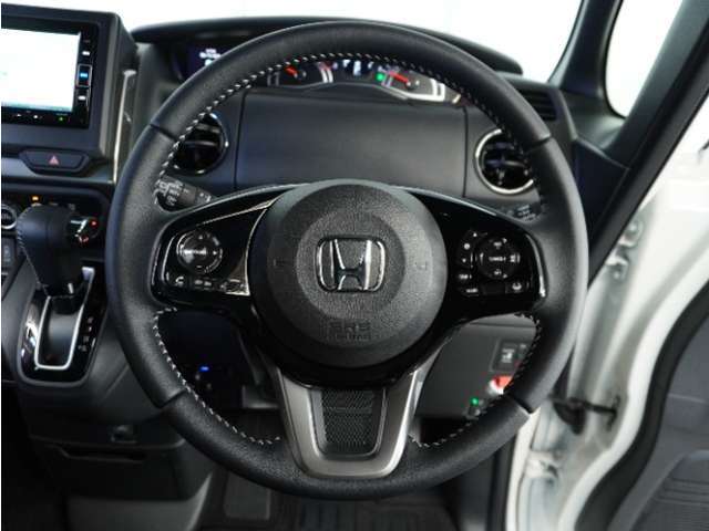 【Honda SENSING】 カメラ等装置で精度の高い検知能力を発揮、安全運転を支援します。ステアリング上のコントローラーに注目！