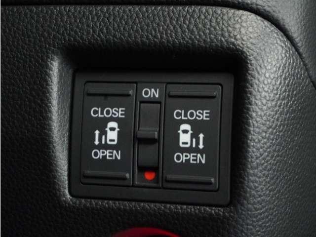 ◆両側電動スライドドア◆狭い駐車場でも乗り降りが楽々♪お子様が隣の車にドアを当ててしまう心配もございません！小さなお子様連れの方もこれで安心。