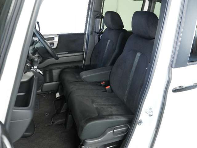 運転席と助手席は足元が繋がっているので自由に行き来しやすいので駐車場が狭いときでも助手席側からスムーズに乗り降りできて便利！