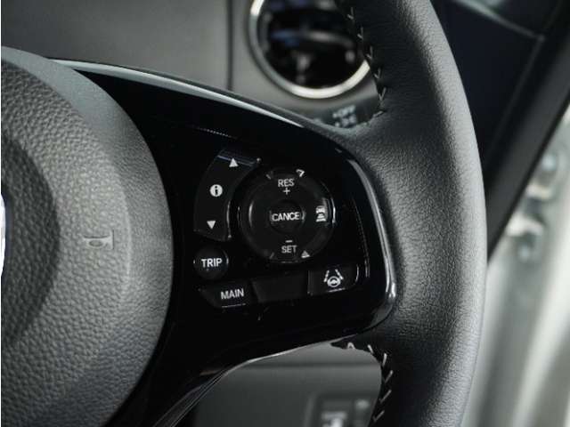 【アダプティブクルーズコントロール】予め設定した車速内でクルマが自動的に加減速。前走車との適切な車間距離を維持しながら追従走行します。【LKAS】車線維持支援システムでステアリング操作を支援。