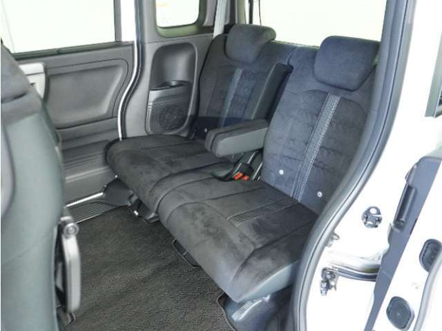 家族やご友人とBBQに行くとき、楽しさは道中の車内から始まっています！このベンチシートに座って、みんなで和気あいあい盛り上がりましょう！