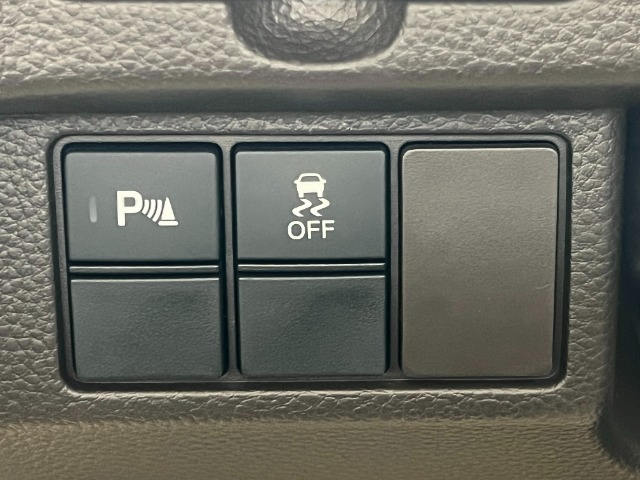 パーキングセンサーもついておりますので駐車などが苦手な方も安心して運転が可能です。