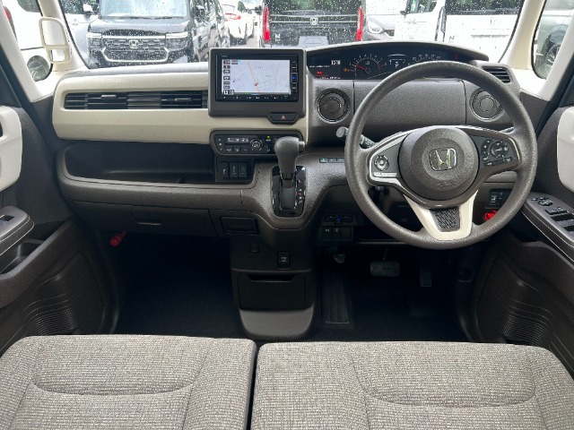 当社の中古車は、フロアマット付きで販売しておりません。中古車という特性上匂いや見栄えなどの状態が左右される為です。純正、社外の新品マットをご検討いただけます。予め得ご了承下さい。
