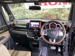 ご覧のように、視界が広く運転しやすいように設計されています。また、プラズマクラスター技術搭載フルオートエアコンで快適です。