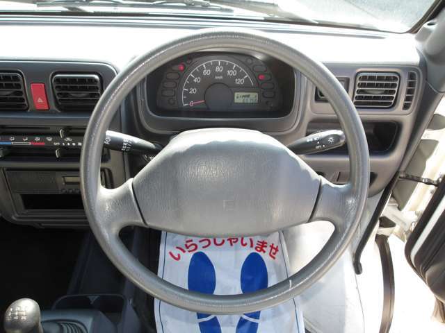 タイヤの山もまだ残っています。お客様が気になられる様でしたら、勿論新品タイヤでの納車等も可能ですのでなんなりとご要望下さい。