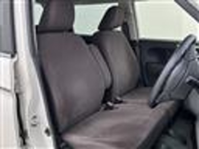 【運転席】座り心地が良いシートなので長時間の運転でも快適にお過ごしいただけます。新品のフロアマットのご注文も可能です。掲載箇所以外にご希望の写真がございましたらお気軽にお問い合わせ下さい。