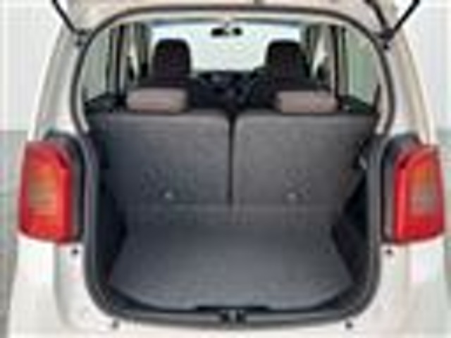 【トランク】積み込みやすくて、たっぷり積める荷室です。シートアレンジできるものは、乗車人数と荷物の量や大きさによってシートを動かすことができるので、より快適なドライブが可能です！