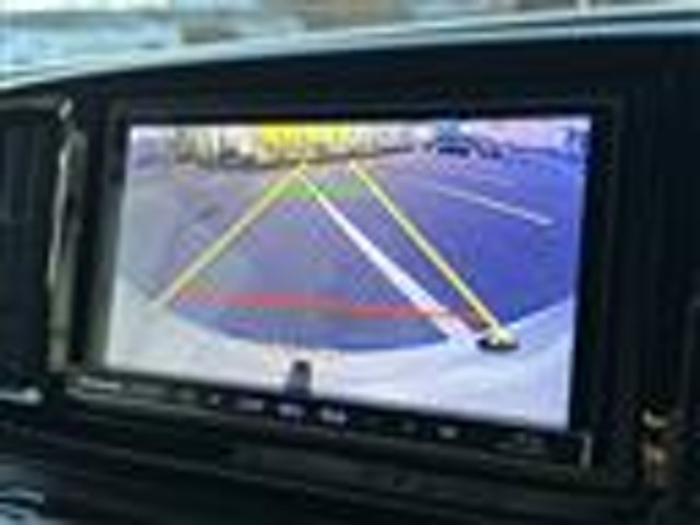 【バックモニター】後ろのカメラの映像がモニターに映し出されるので、後方の見えない死角や、障害物との距離感などもしっかり安全確認することができます！