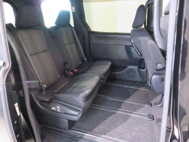 【後部座席】も当然、綺麗・清潔に仕上げております。内装の綺麗なお車は気持ちが良いですし、コンディションのいい車が多いです。これもオススメの1台です。