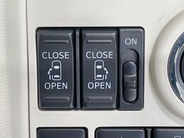 【両側パワースライドドア】スマートキーや運転席のスイッチで後席両側スライドドアの開閉が可能♪電動だから力を入れてドアを開ける必要が無く、小さなお子様でも簡単に開け閉めでき快適です♪