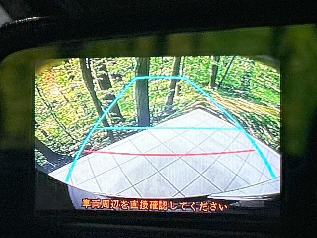 【バックカメラ】駐車時に後方がリアルタイム映像で確認できます。大型商業施設や立体駐車場での駐車時や、夜間のバック時に大活躍！運転スキルに関わらず、今や必須となった装備のひとつです！