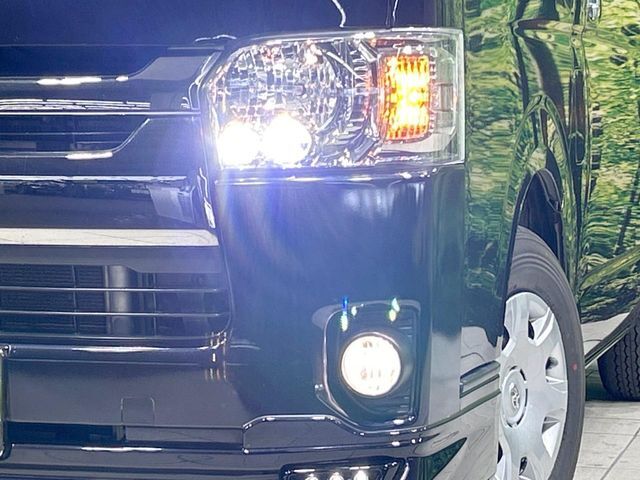 【LEDヘッドライト】悪天候や夜間走行時も良好な視界を確保し安心して運転できる高輝度LEDヘッドライトを装備！点灯速度が早く、消費電力も抑えられています。
