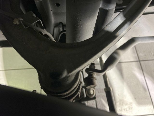 お車を安心してお乗りいただく為には、足回りの定期点検が欠かせません。サービスサポート（有償保証）では無料点検もご提供しており、安心のカーライフをお過ごしいただけるサポート体制が整っています。