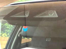 【スマートアシスト】走行中に前方の車両等を認識し、衝突しそうな時は警報とブレーキで衝突回避と被害軽減をアシスト。より安全にドライブをお楽しみいただけます。