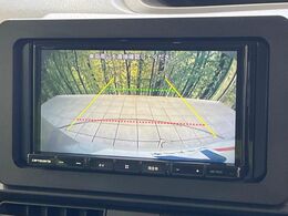 【バックカメラ】駐車時に後方がリアルタイム映像で確認できます。大型商業施設や立体駐車場での駐車時や、夜間のバック時に大活躍！運転スキルに関わらず、今や必須となった装備のひとつです！