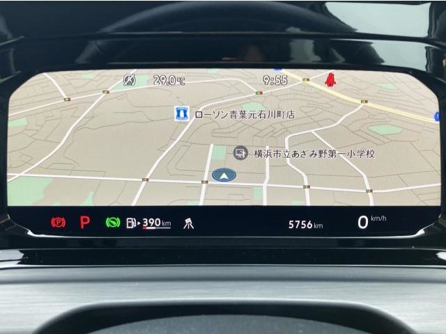 「デジタルコクピットプロ」は、ナビゲーション画面も表示でき、視線を移動させず安全ドライブに効果を発揮します。