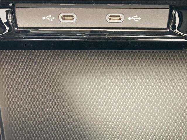 運転席中心部にタイプCのUSBソケットを2つ装備。スマートフォンの充電やApp Connectの通信が手軽に行えます。さらにワイヤレスチャージング機能も備えています。