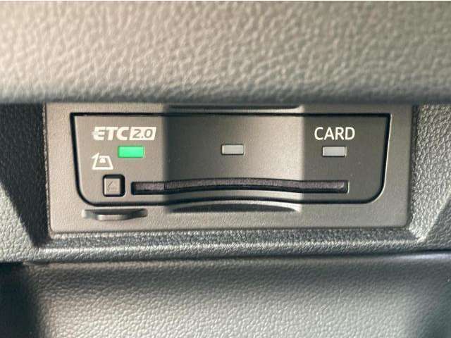 ETCユニットはグローブボックスの中に装着されています。こちらの車両はDSRC(ETC 2.0)に対応していますので、渋滞情報などリアルタイムでナビに反映されます。