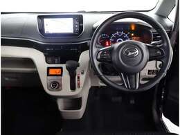 スタイリッシュなデザインのインパネ。各操作スイッチは使いやすい位置に配置されてます。