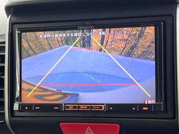 【バックカメラ】駐車時に後方がリアルタイム映像で確認できます。大型商業施設や立体駐車場での駐車時や、夜間のバック時に大活躍！運転スキルに関わらず、今や必須となった装備のひとつです！