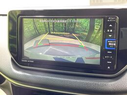 【バックカメラ】駐車時に後方がリアルタイム映像で確認できます。大型商業施設や立体駐車場での駐車時や、夜間のバック時に大活躍！運転スキルに関わらず、今や必須となった装備のひとつです！