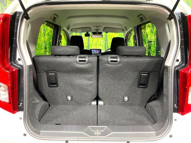 普段のお買い物や通勤、送迎等に十分な荷室スペースを確保しております。セカンドシートを倒すと、大きな荷物の積載も可能です♪