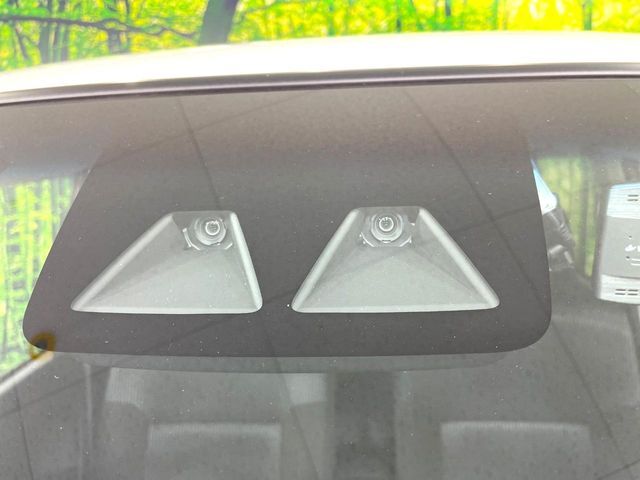 【スマートアシスト】走行中に前方の車両等を認識し、衝突しそうな時は警報とブレーキで衝突回避と被害軽減をアシスト。より安全にドライブをお楽しみいただけます。