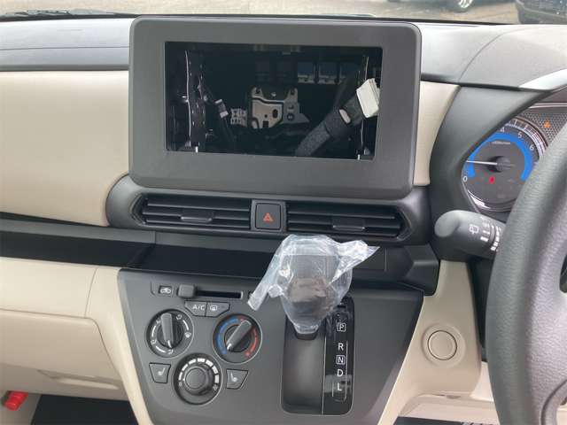 大容量なグローブボックス搭載！　車検証入れ以外にも、様々なものが収納できます！