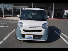 広い展示場には目移りしちゃうくらい軽・届出済未使用車が展示されてます