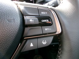 クルーズコントロールが装備されており、高速道路で定速走行が出来ます。前車との車間を自動で調整してくれる機能付きですのでドライブが快適です。