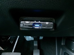 ETC装備車です、これさえあれば高速道路も楽々通行できます。お出掛けするのが好きな方には欠かせない装備です！