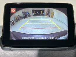 後退時に車両の後ろ側をモニター画面に表示します。車庫入れなどでバックする際に後方確認ができて便利です。車庫入れが苦手な人もこれで安心です♪