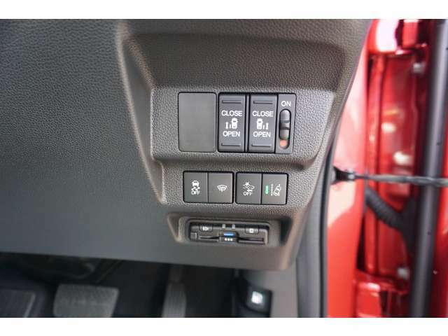 スライドドアのメインスイッチ。ETC車載器は運転席右側へ配置しております。