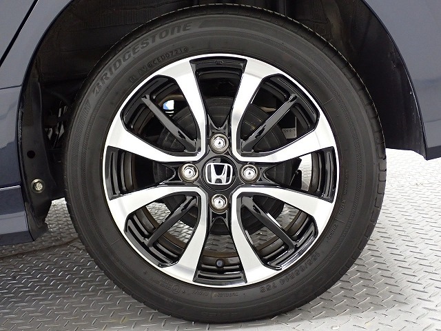 アルミホイールは安心のホンダ純正！車のデザインにもマッチしています。