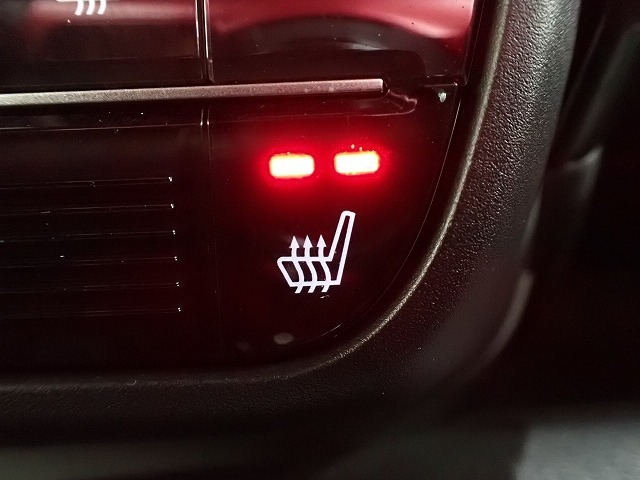 体を直接温めてくれるシートヒーターが装備されています。暖かくなるまでの時間も早いので寒い朝でも苦になりません。