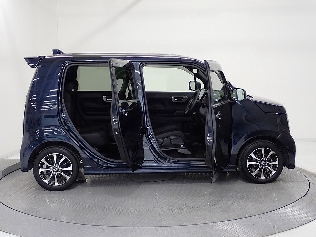 Honda独自のセンタータンクレイアウト、低床設計で床が低くドアも大きく開きますので、女性やお子様、ご年配の方にも一段と乗り降りがしやすくなっています。