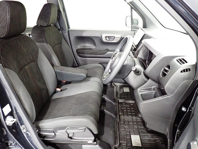 フロントシートはベンチシートで運転席と助手席の移動が楽々です。シートの高さも調整でき真ん中にはアームレストも装備されています！