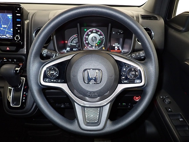 ハンドル左側にはオーディオ操作が出来るオーディオリモートコントロールスイッチ、右側にはHonda SENSINGとオートクルーズコントロールのスイッチを装備！