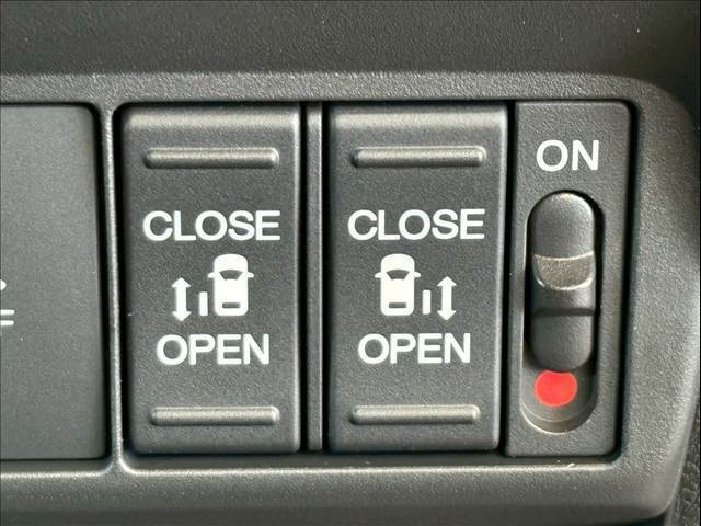【両側電動スライドドア】運転席よりボタンひとつで開閉可能なスライドドアです。雨の日のお迎えなどに役立ちますね。