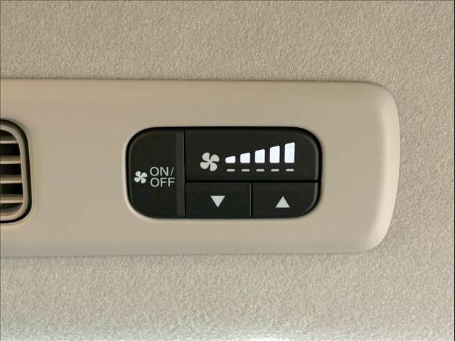 【後席エアコン】運転席助手席のみならず後席に乗る人への配慮がなされていますので