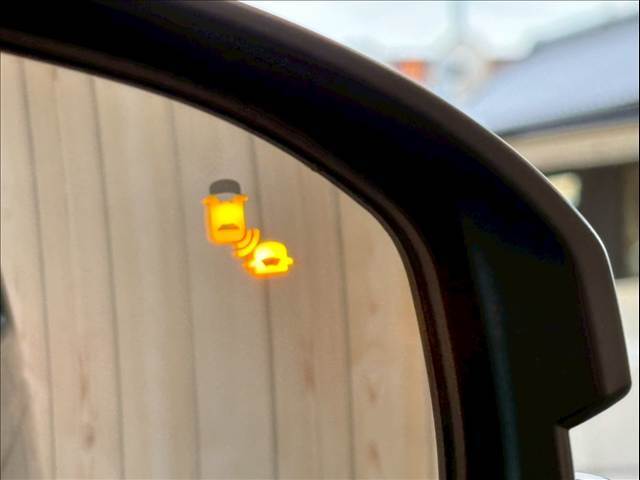 【ブラインドスポットインフォメーション（BSI）】車線変更時に車両後方から来る車両を検知し安全をサポートする装置です。