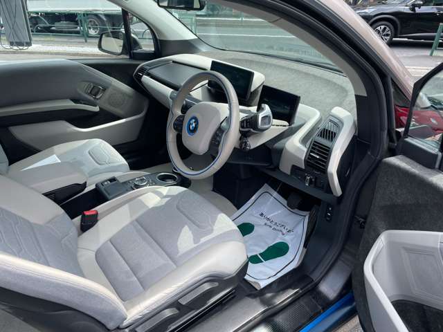 運転席は広々としており、窮屈さを感じることなく快適に運転できます。また、シートリフターが装備されているので、自分の視線に合わせてシートの高さを調整することができます。