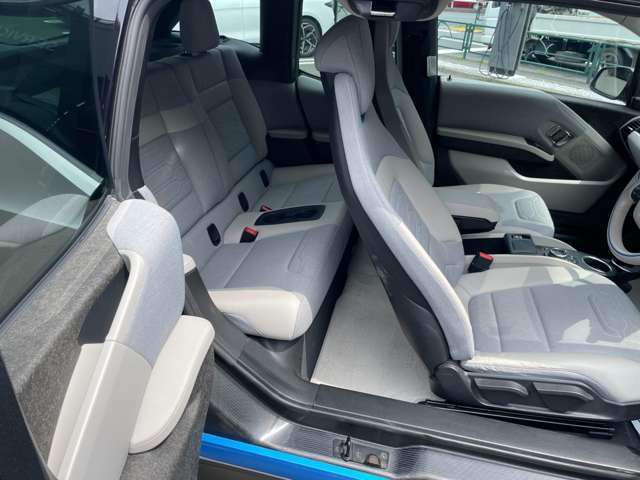 運転席は広々としており、窮屈さを感じることなく快適に運転できます。また、シートリフターが装備されているので、自分の視線に合わせてシートの高さを調整することができます。