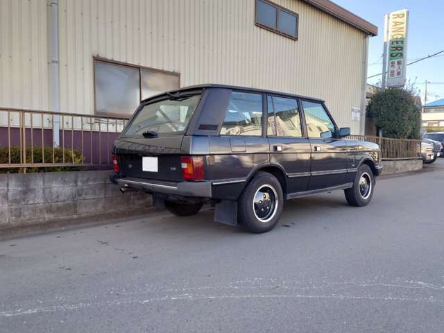 レンジローバークラシックで優雅な冒険へ！クラシカルなデザインと確かな走破性を両立した希少モデル。