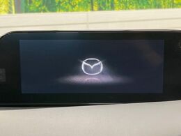 【8.8インチマツダコネクト】車内の雰囲気にマッチした大型のディスプレイ。スマホ接続でのナビ使用やBluetooth再生等、様々な機能が楽しめます。直感的なダイヤル操作が可能で、使い勝手も良好です。